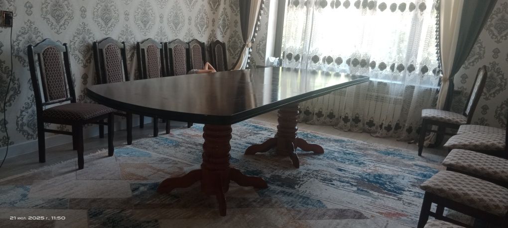 Стол для гостевой