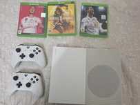 Продам Xbox one s с двумя джойстиками и играми