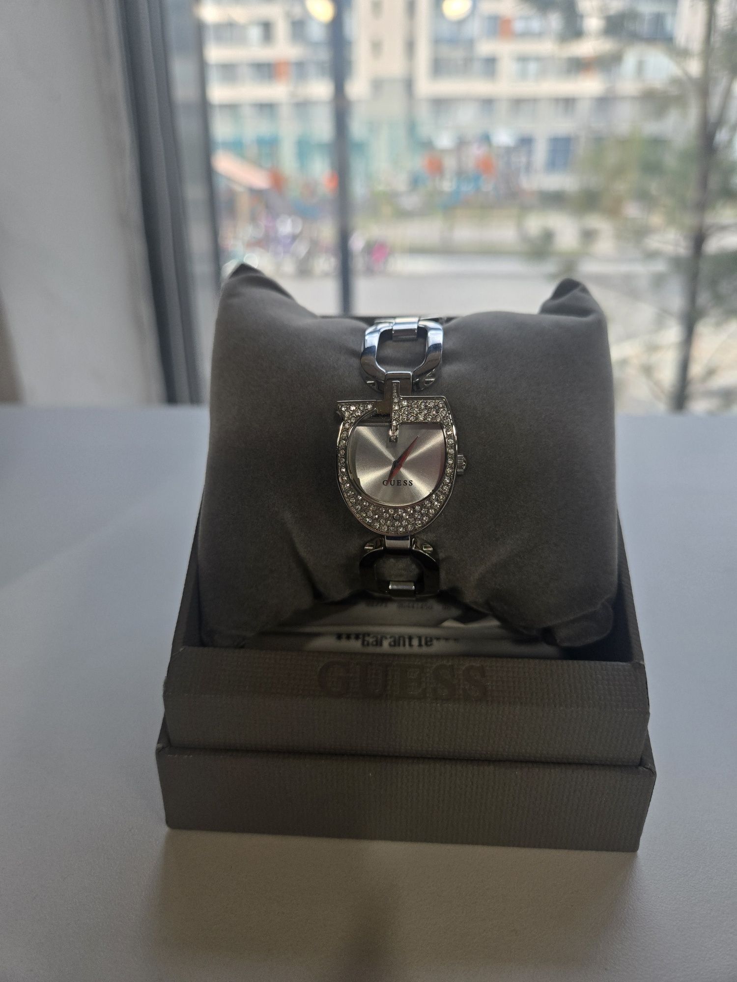 Продам новые часы Guees