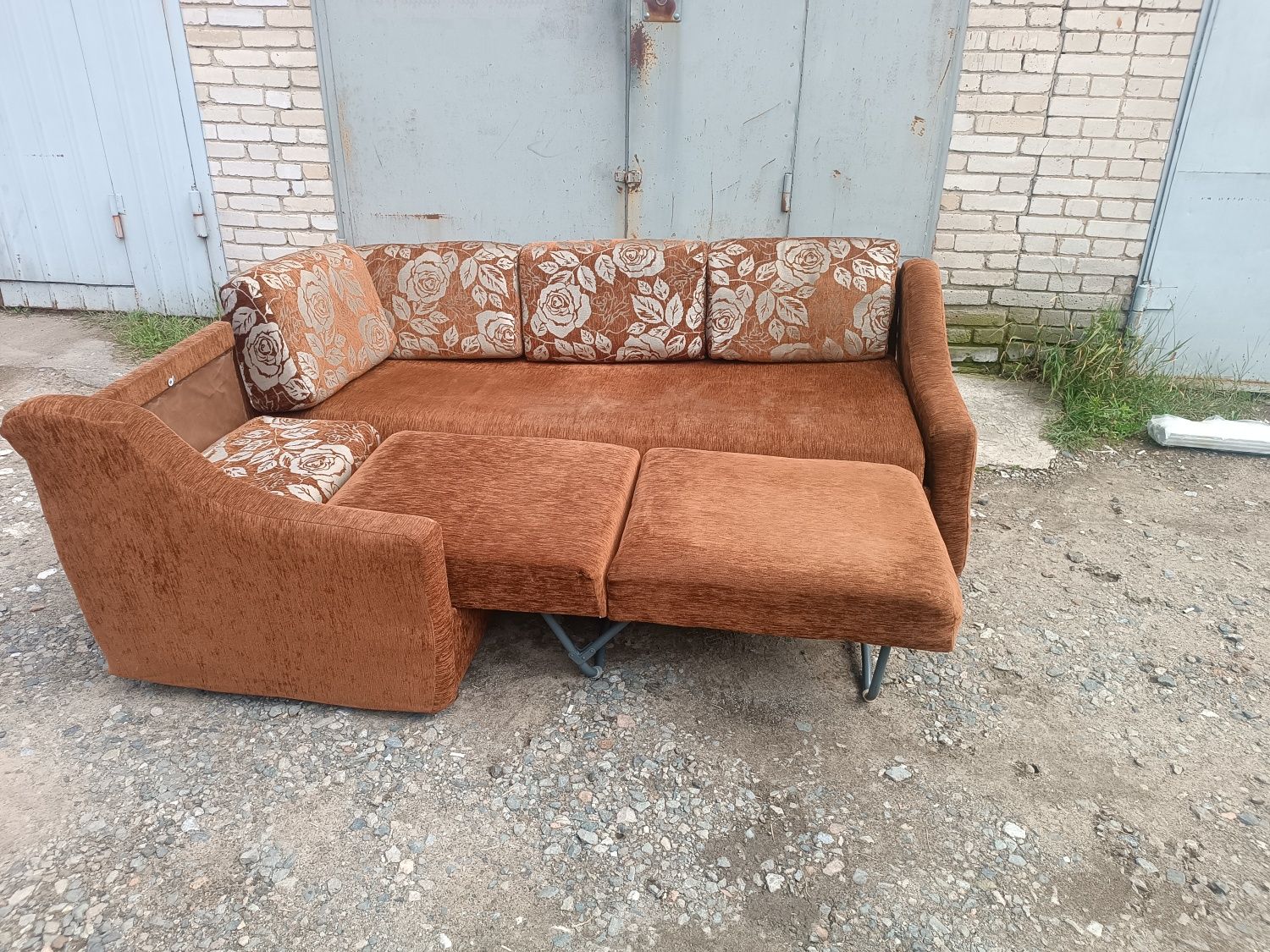 Продам угловой диван.