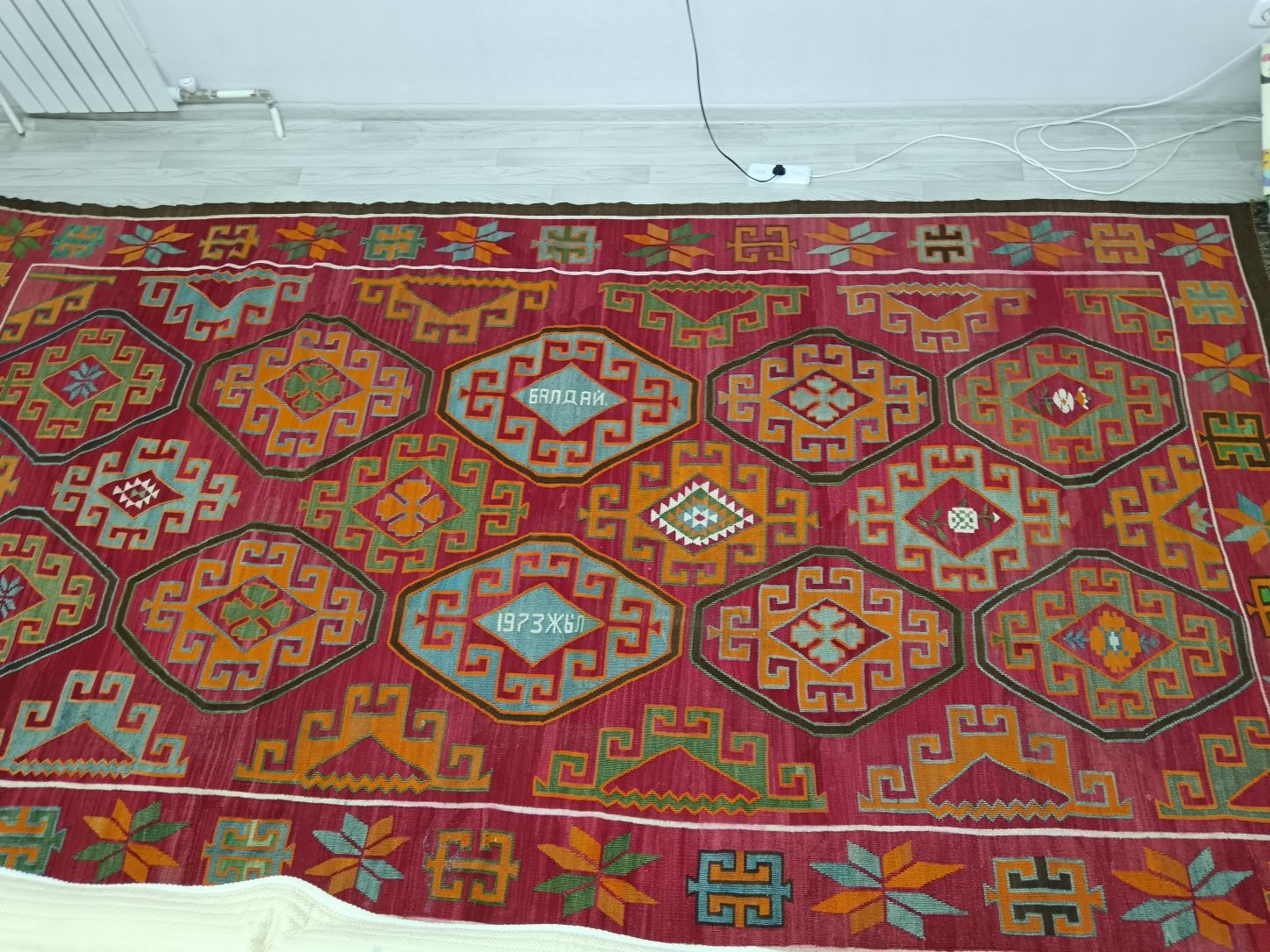 Продам казахский ковёр, в отличном состоянии, длина 3.60, ширина 1.85.