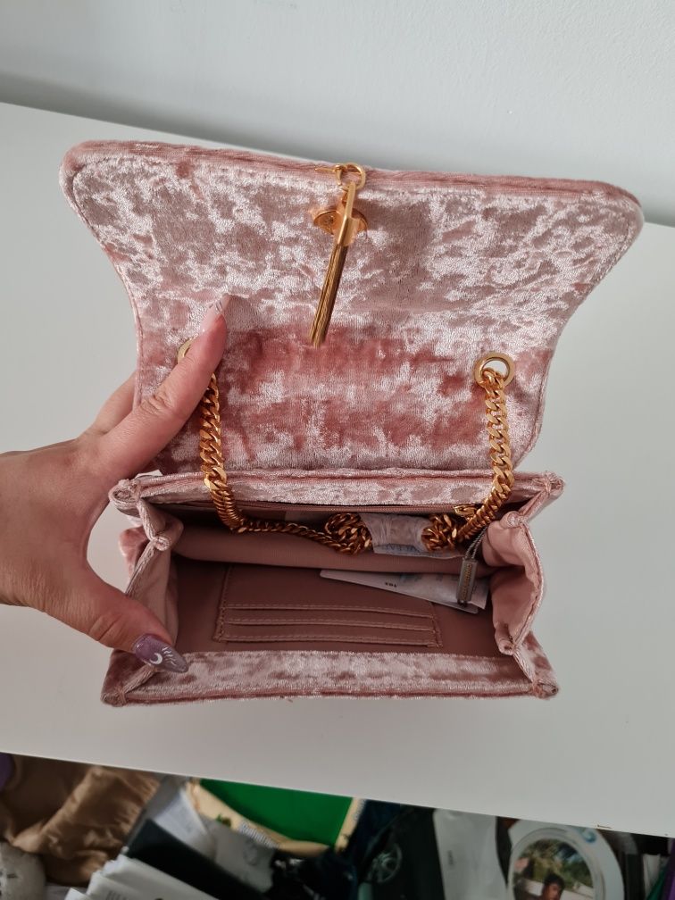 Розовая сумка Charles&Keith