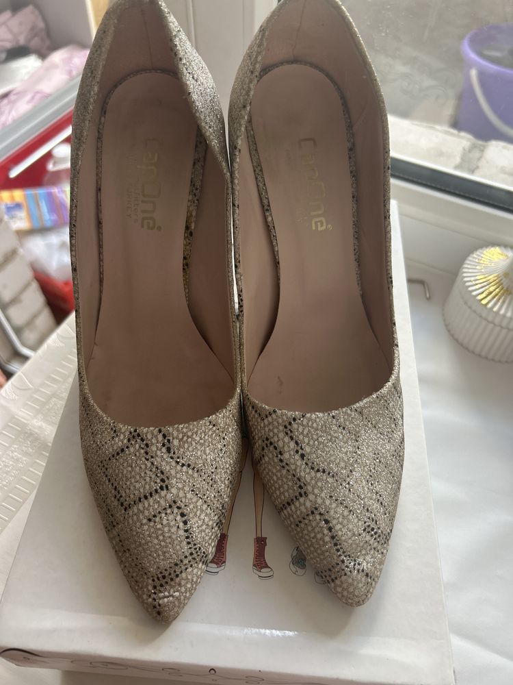 Продам туфли красивые
