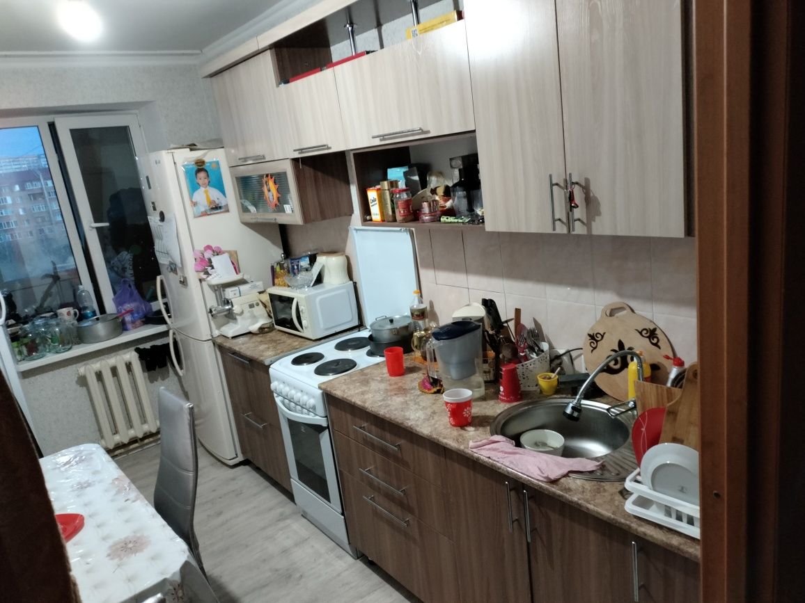 Продам кухонный гарнитур+электроплита Indesit..+ стол кухонный и 4 ст