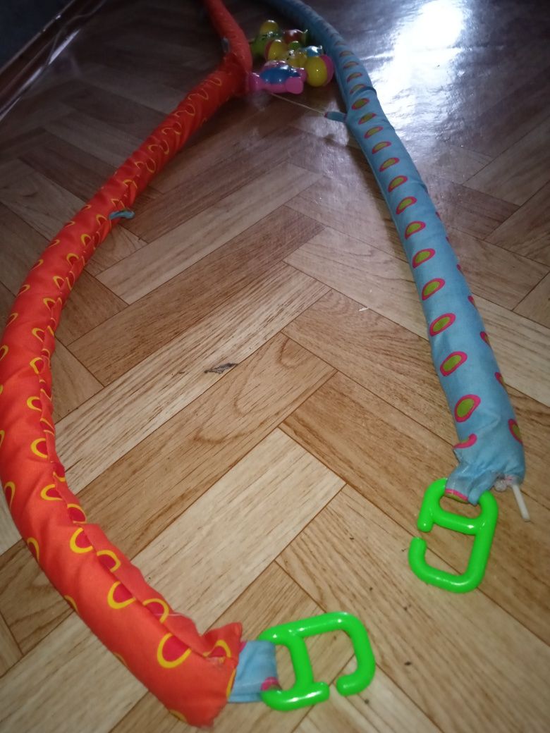 ПРОДАМ поролоновую ПОДВЕСКУ с ИГРУШКАМИ ! Для детской кровати.