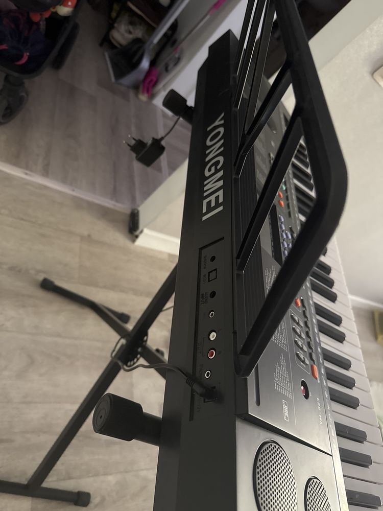Синтезатор YM 823 со стойкой