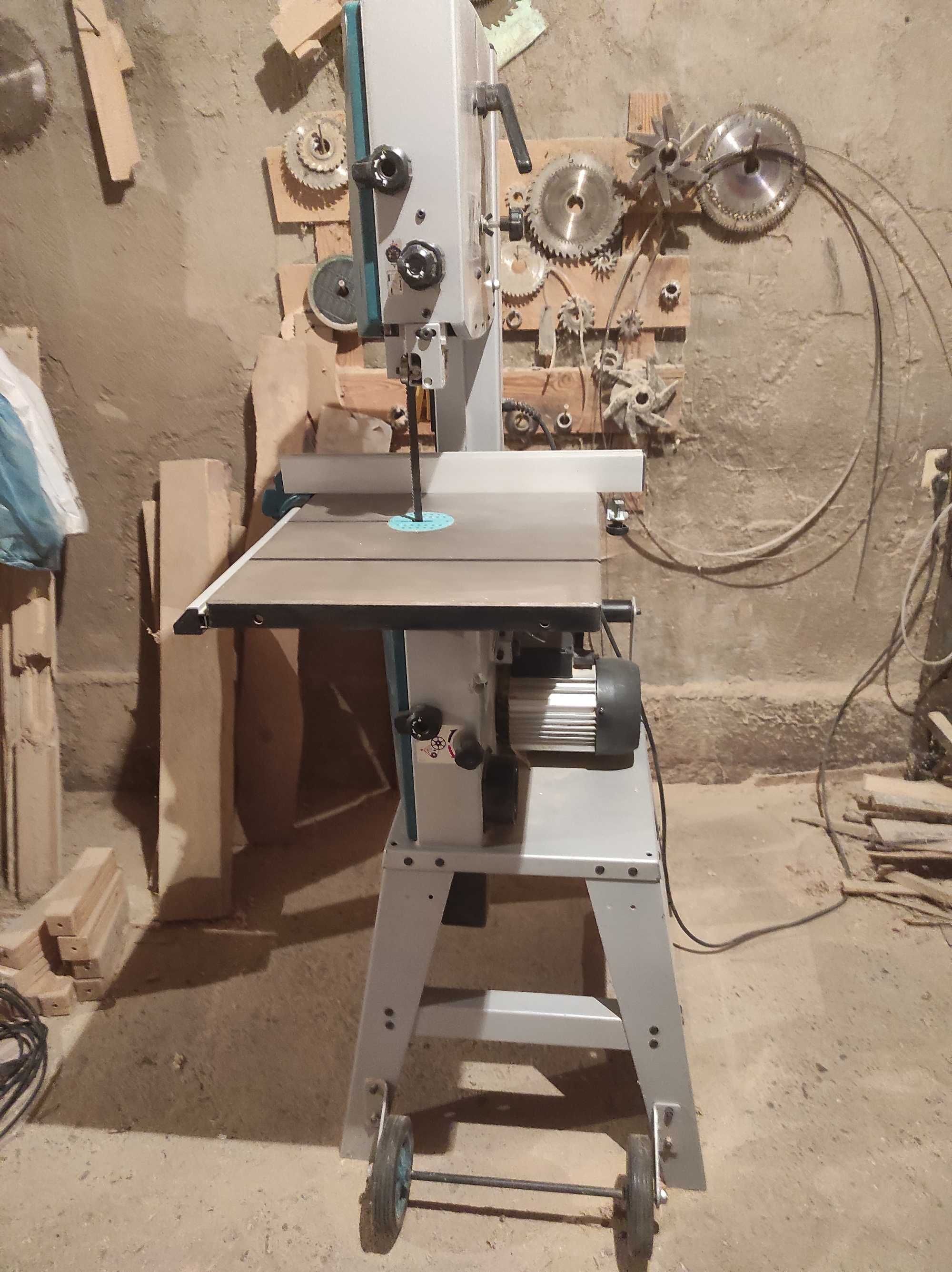 Ленточная пила Макита LB1200F.