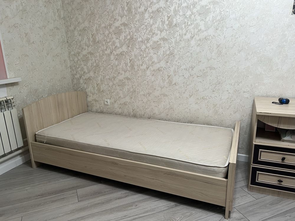 Продам кровать и стол