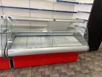 Продам 2 витринных холодильника почти новые, пользовались 4 месяца