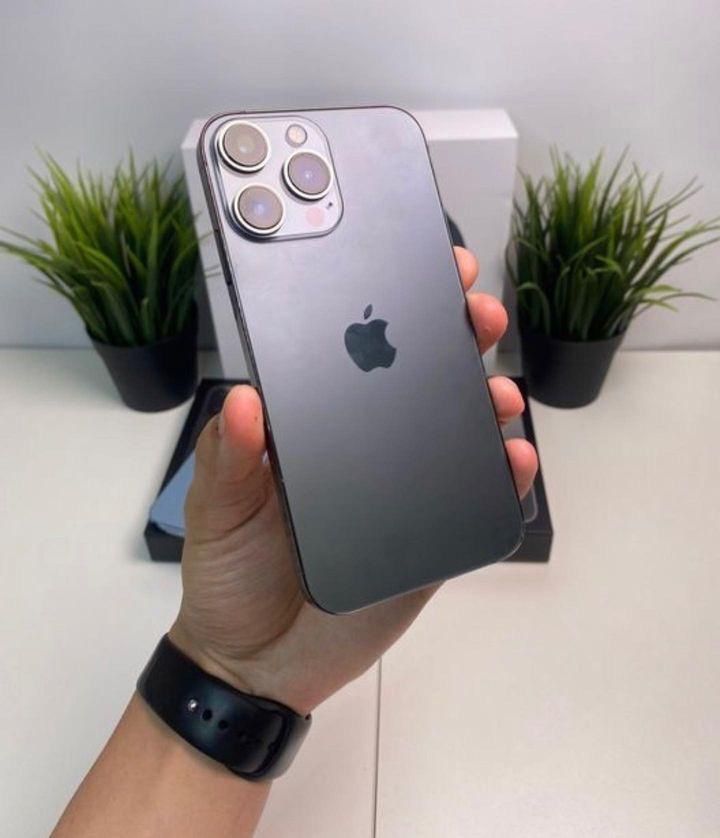 iPhone 16 Pro Max.Samsung S24 Ultra.