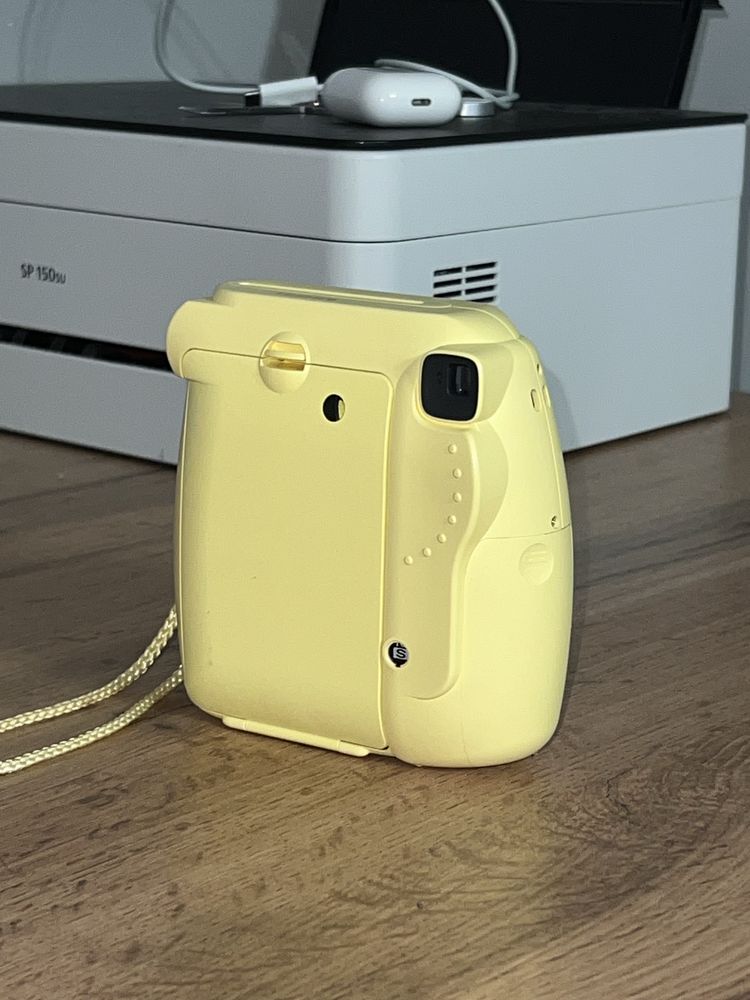 Продам фотоаппарат instax mini 8