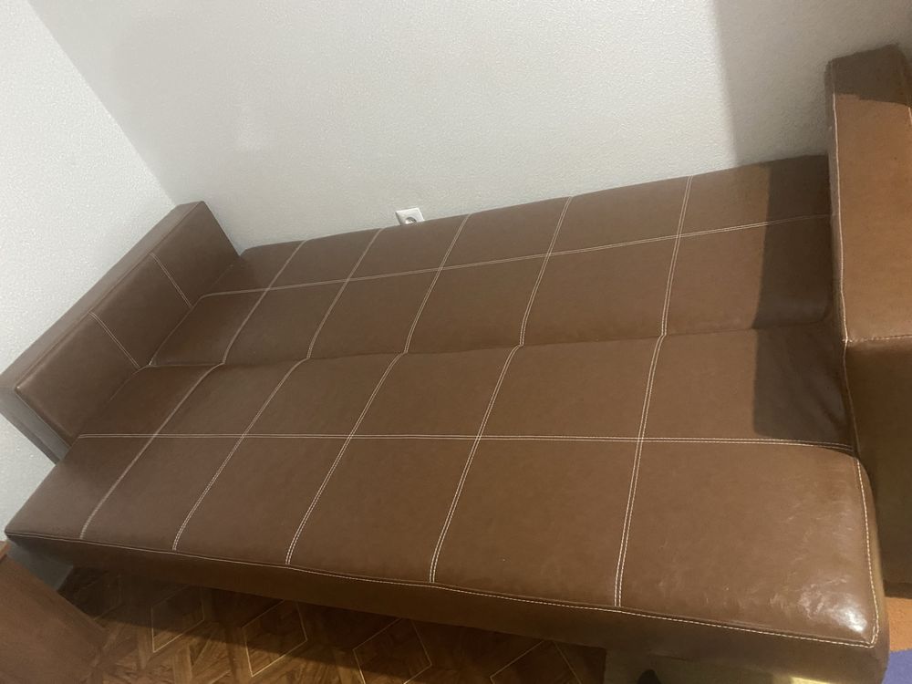 Продам тахта в хорошем в кожанем состояние береженено экплотировалось