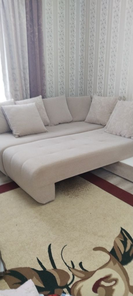 Диван угловой в хорошем состоянии