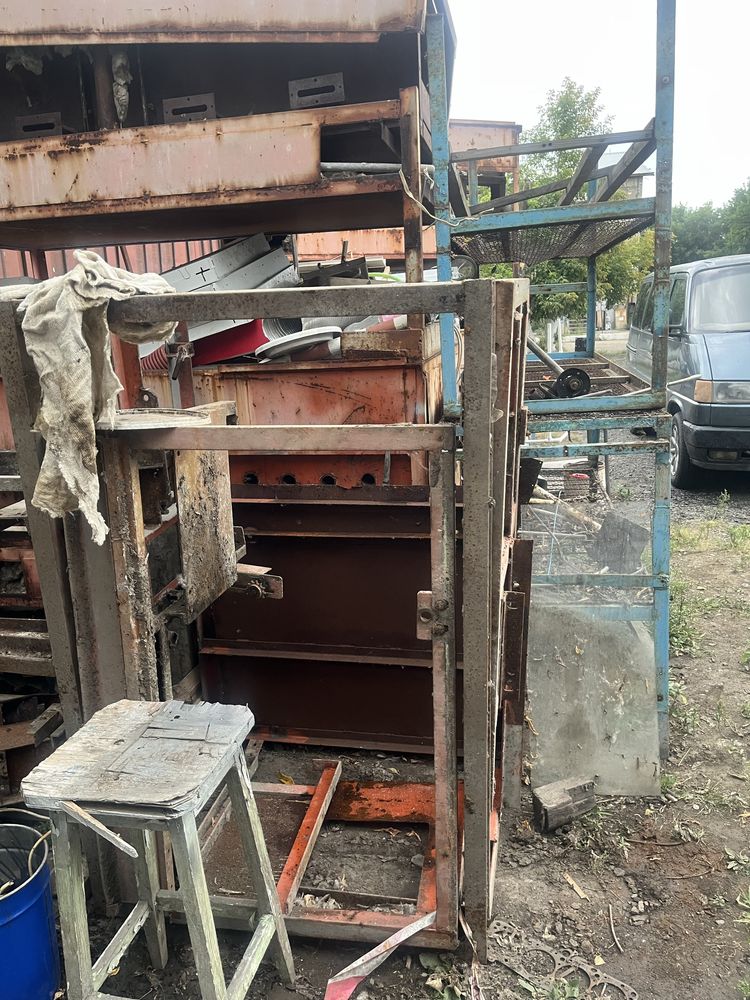 Продам много оборудывания стилажей