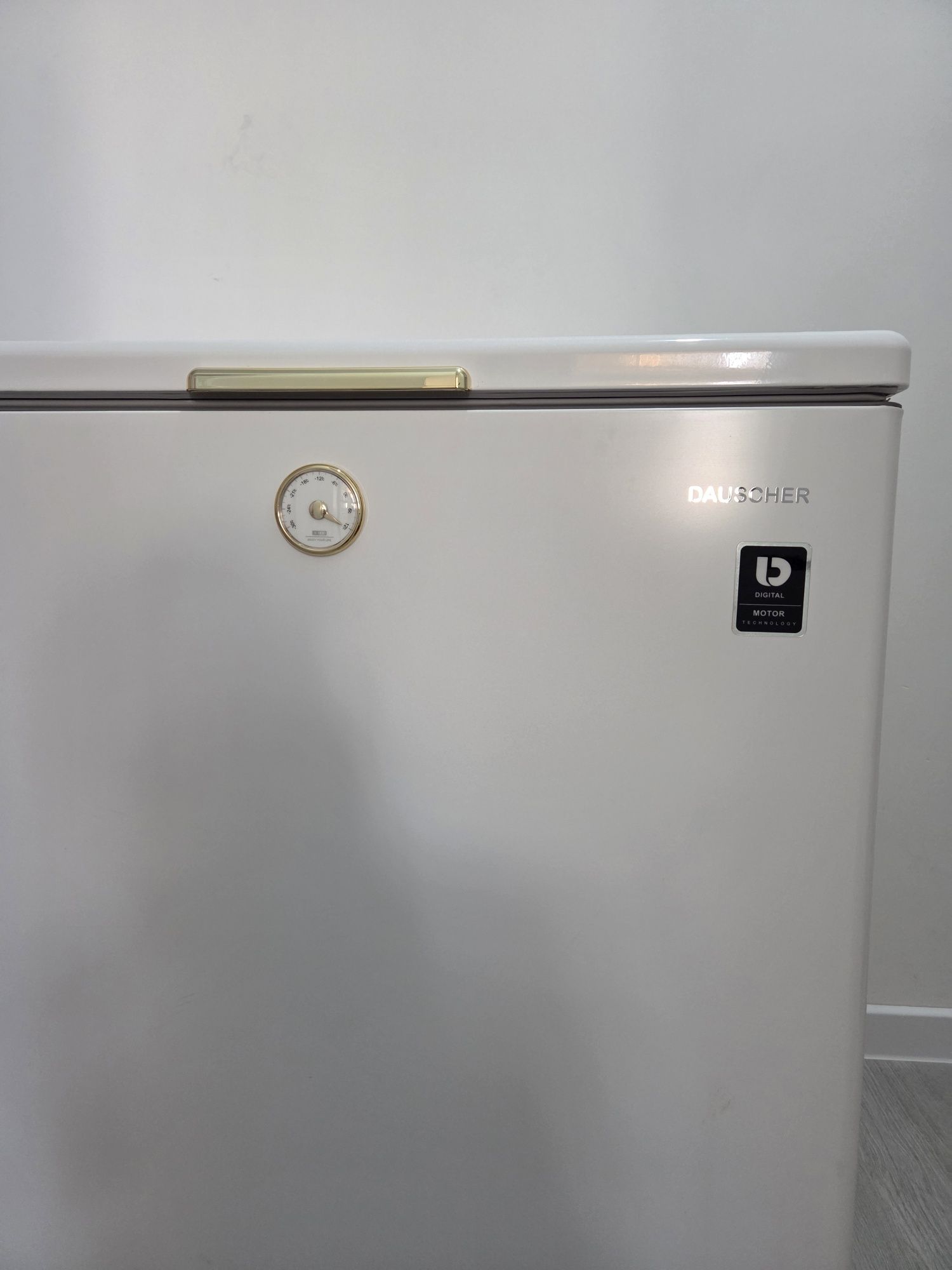 ПРОДАМ Морозильник DAUSCHER DCF-210RETRO-W 210 л белый