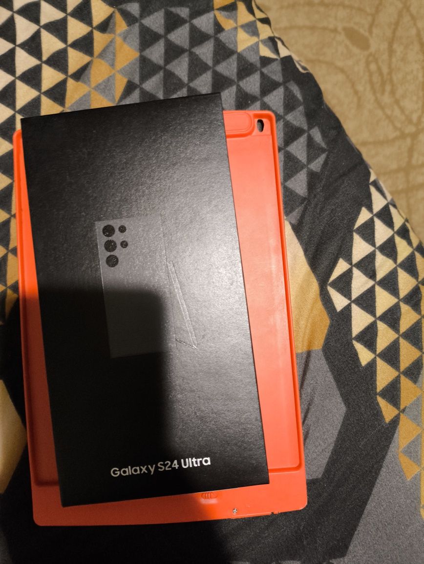 Продам Самсунг S24ULTRA, оперативная память 12г, хранилище память 1тб.
