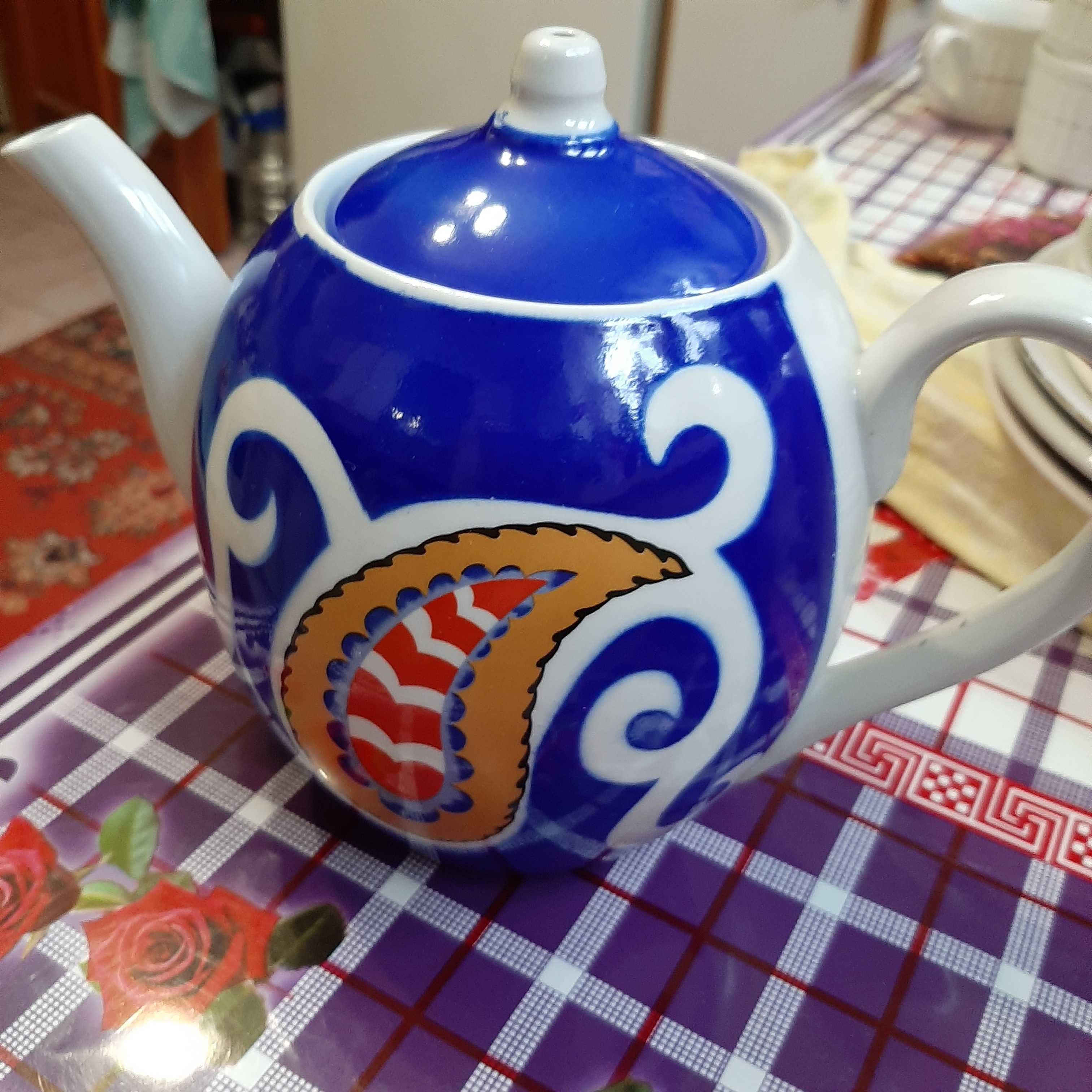 Подсвечник стекло, чайники, рюмки