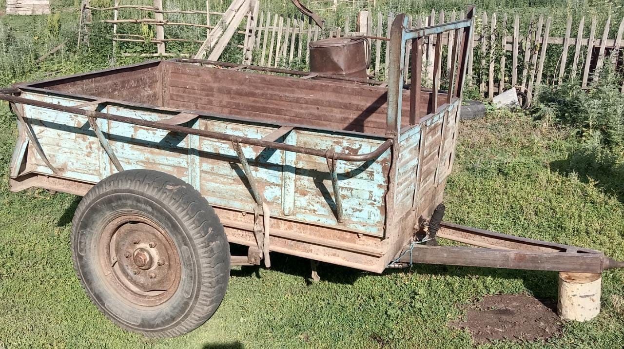 Трактор с прицепом, граблями