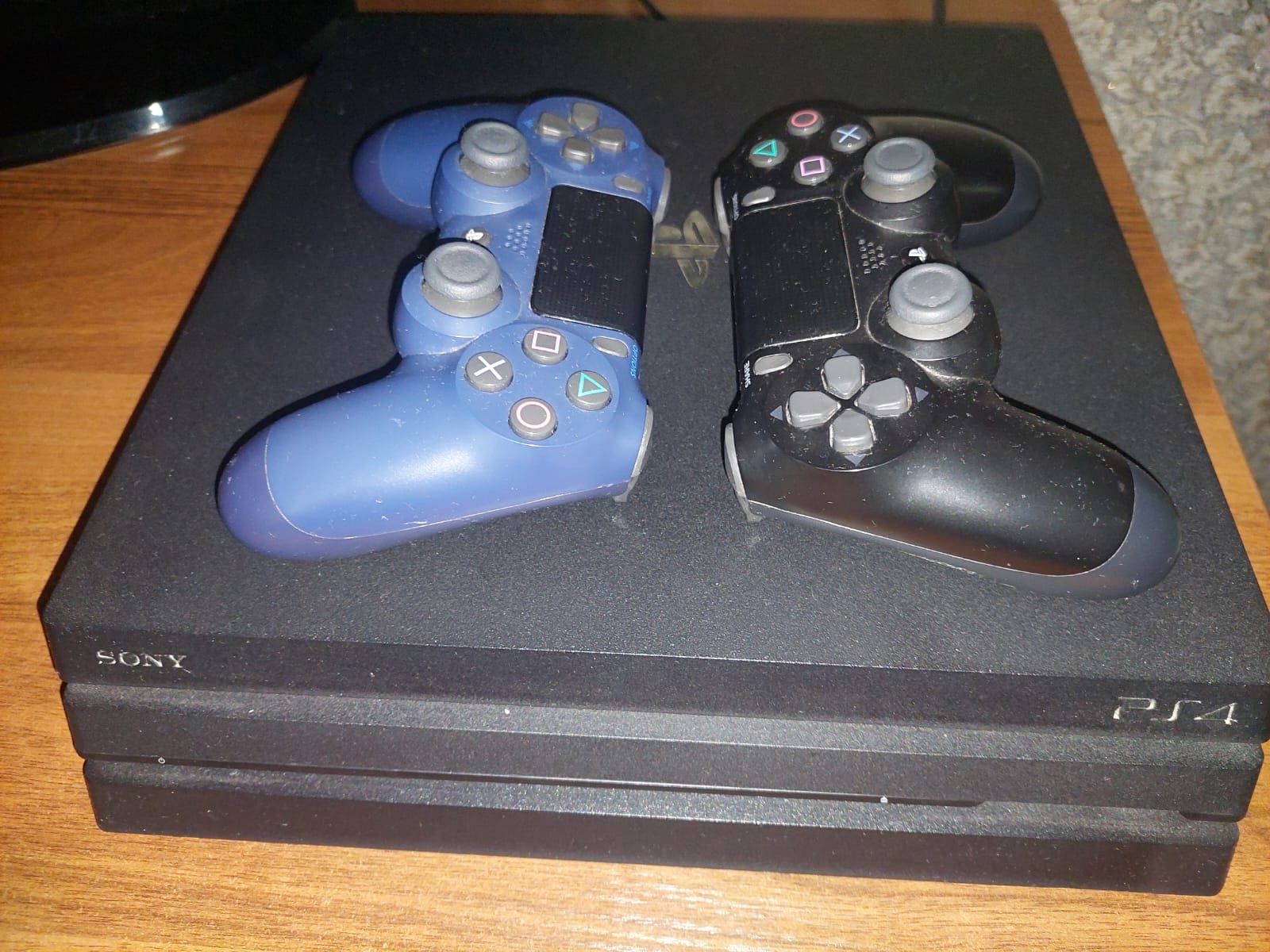 Продаю PlayStation 4 PRO 1 TB