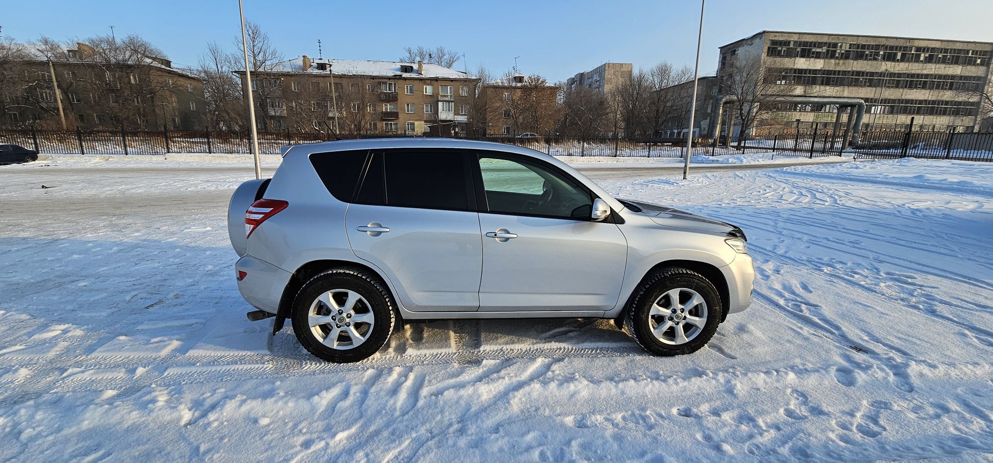 Продам живой Rav 4