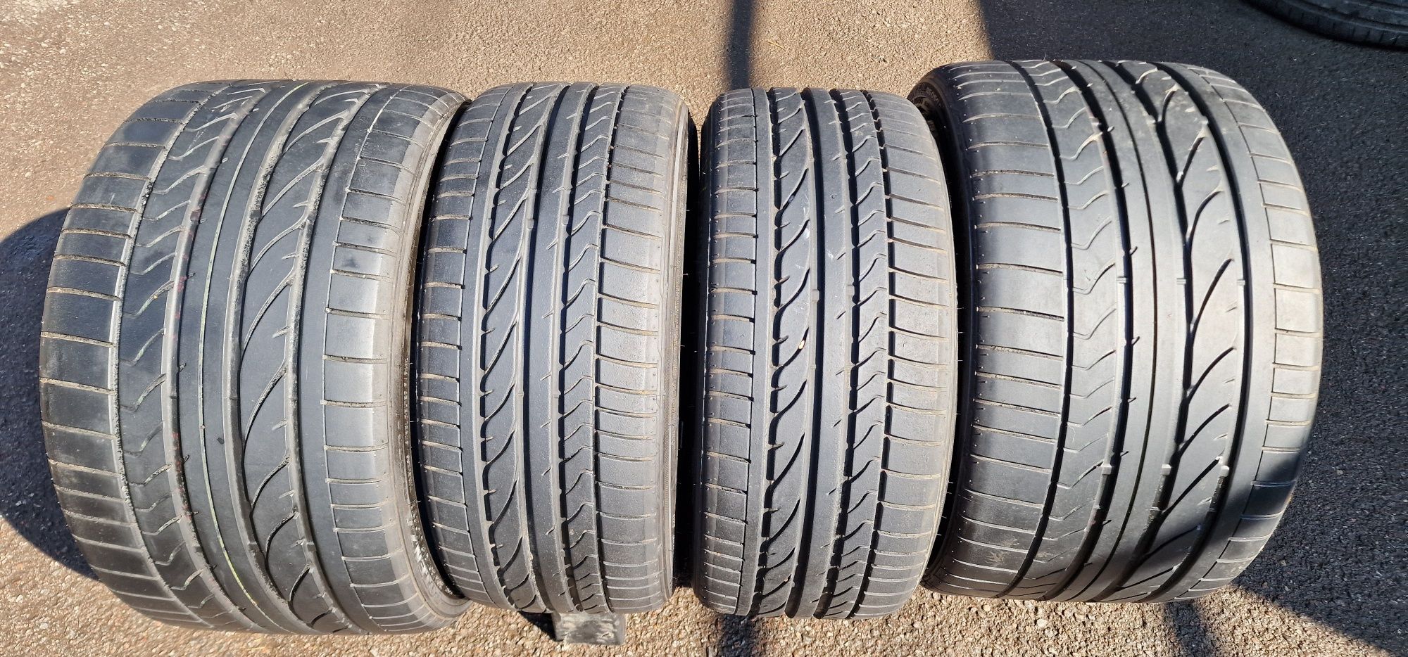 305/30/R19 - 235/35/R19 - Летних Баллона Bridgestone разноширокие.