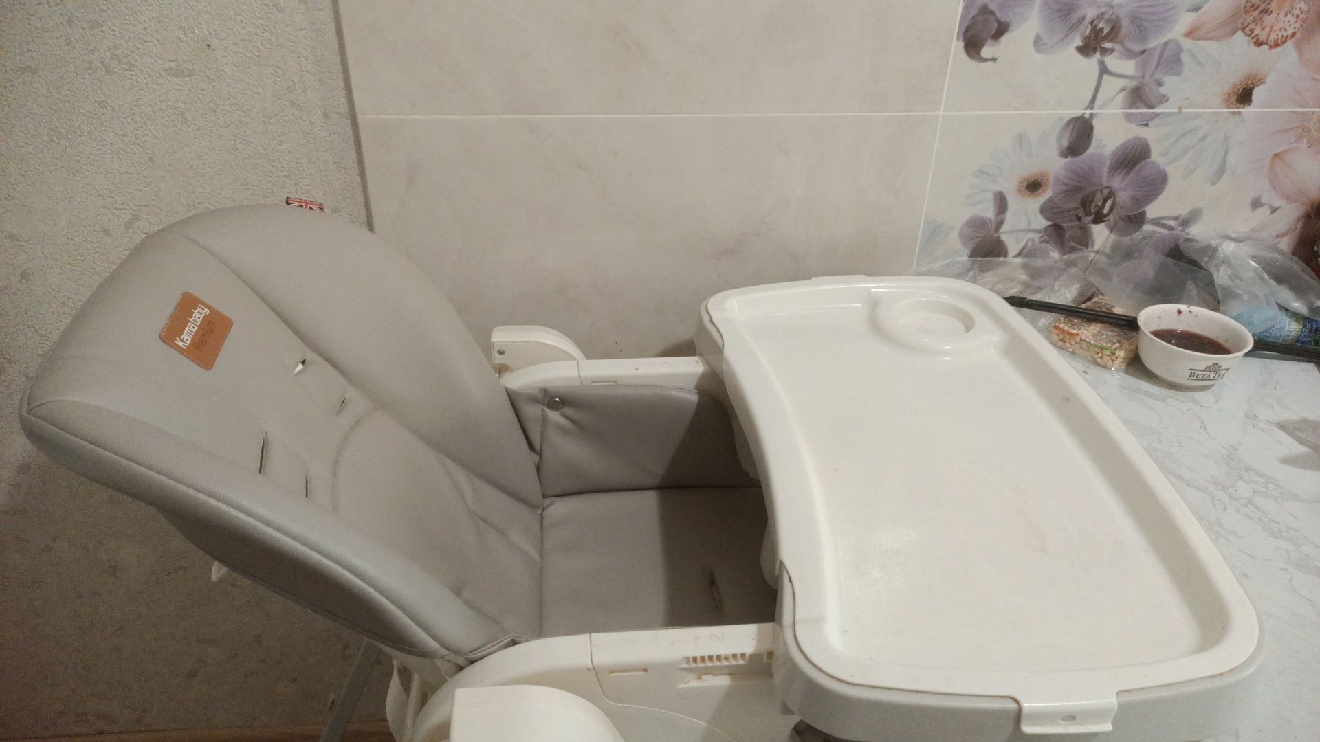 Продаю  столик для кормления