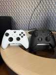Xbox Series S с двумя геймпадами