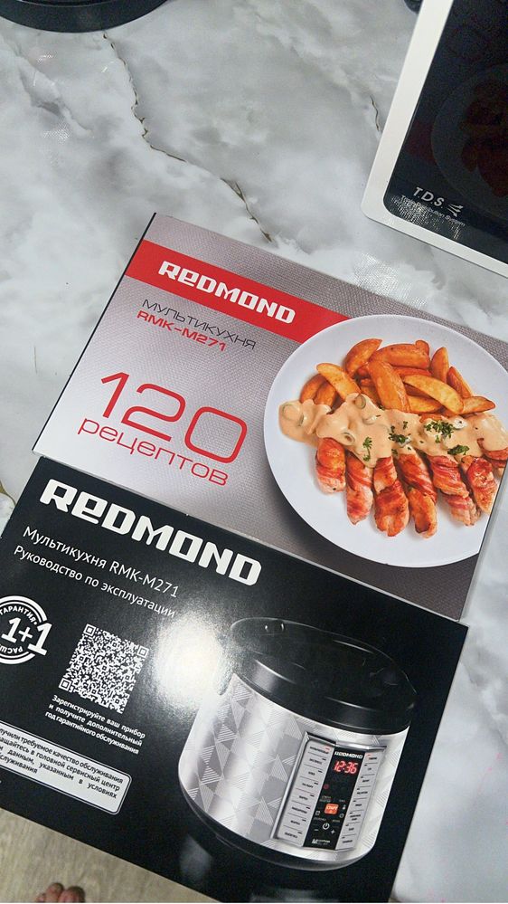 Мультиварка REDMOND RMK-M271 серебристый