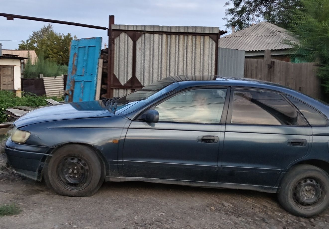 Продам машину тайота карина е
