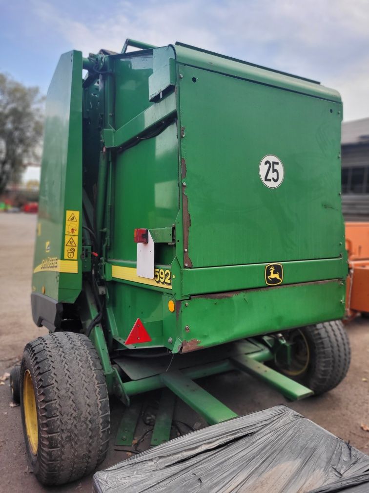 Пресс-подборщик рулонный John Deere 592. Джон Дир привозной.