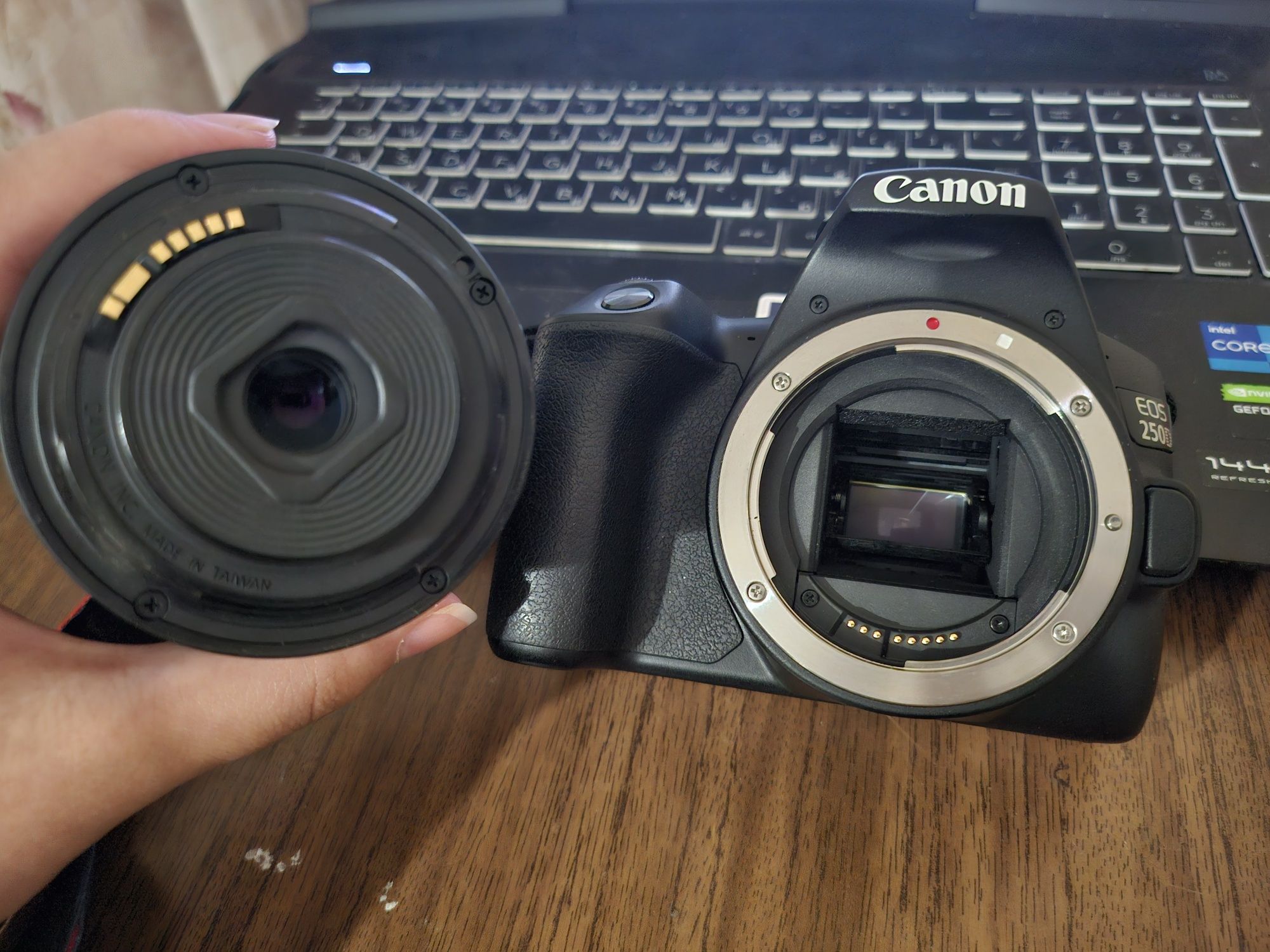Фотоаппарат - Canon EOS 250D