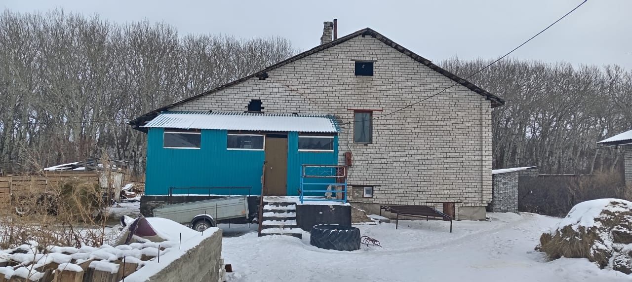 Продаётся дом. Для содержания скота хорошое место.