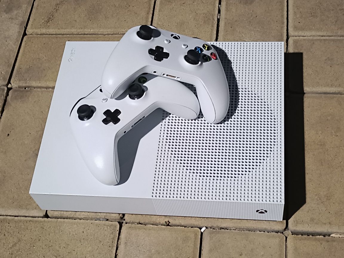 Xbox One S 1TB + 2 геймпада + 9 игр + аккаунт (оригинал)