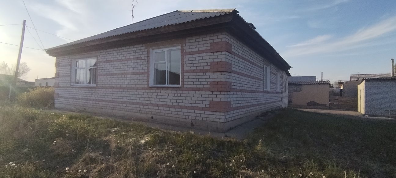 Дом в экологический чистом районе. Поселок Березовский. Все что надо е