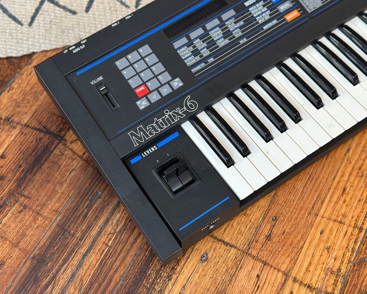 Аналоговый синтезатор 1987 года Oberheim Matrix 6.
