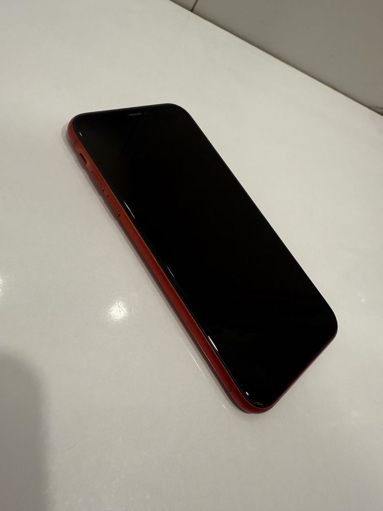 iPhone 11 RED, 64 ГБ - в хорошем состоянии!