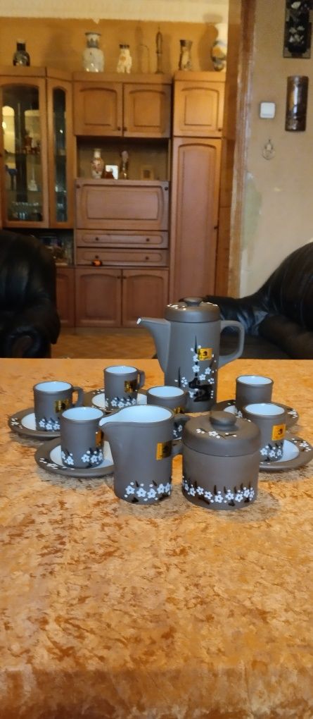 Продам сервиз из обожжённой глины, новый.