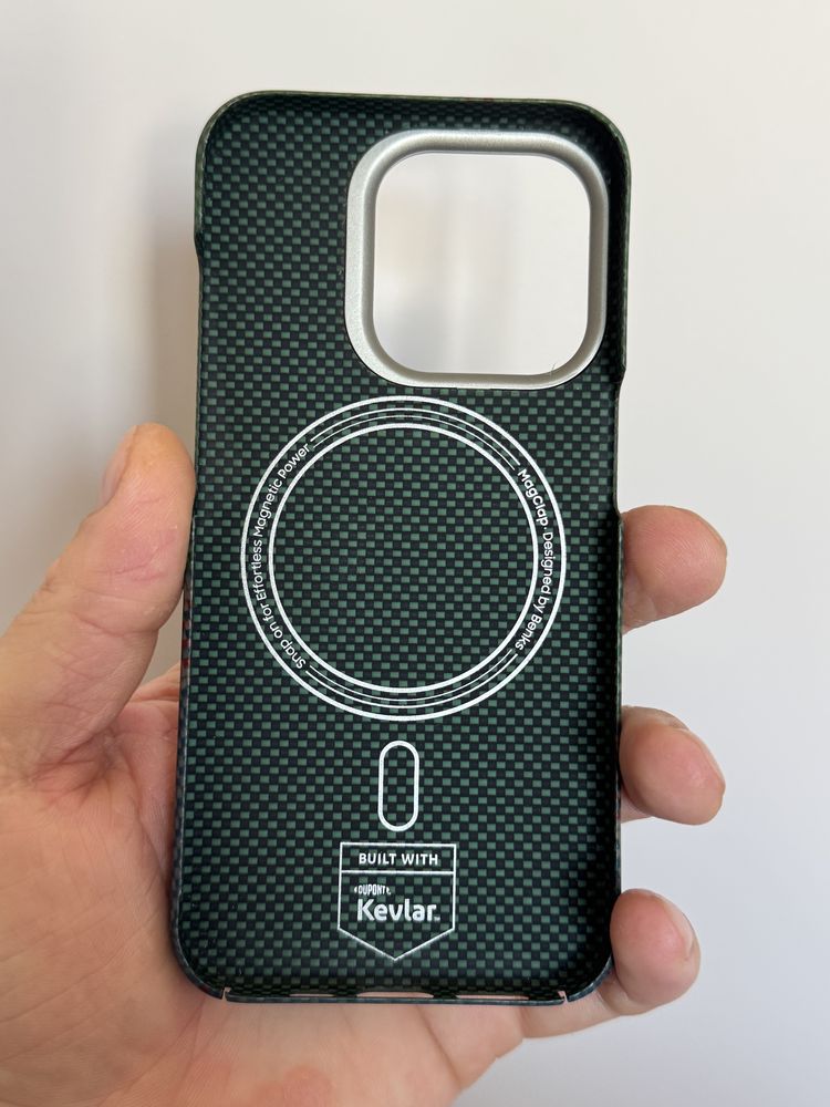 Продам чехол Benks для iphone 15 pro карбон keephone  100%