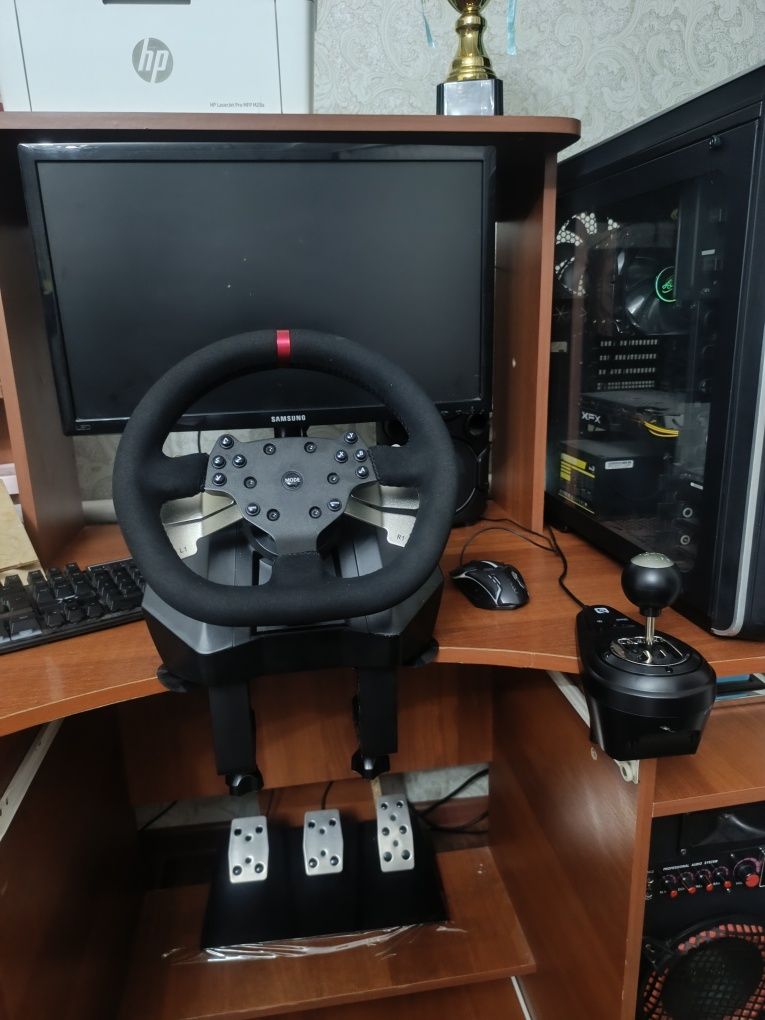 Компьютер+ игравой руль+ компьютерный стул