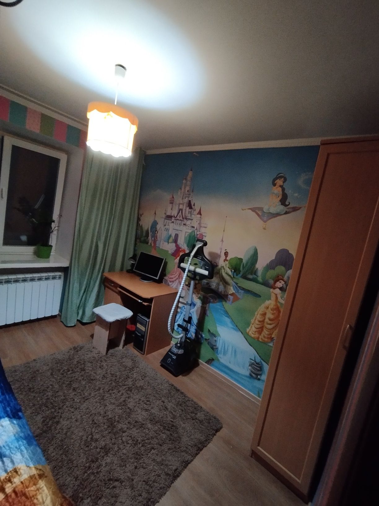 Продам 4х комнатную квартиру,улучшиной планировки,дом кирпичный,3 этаж