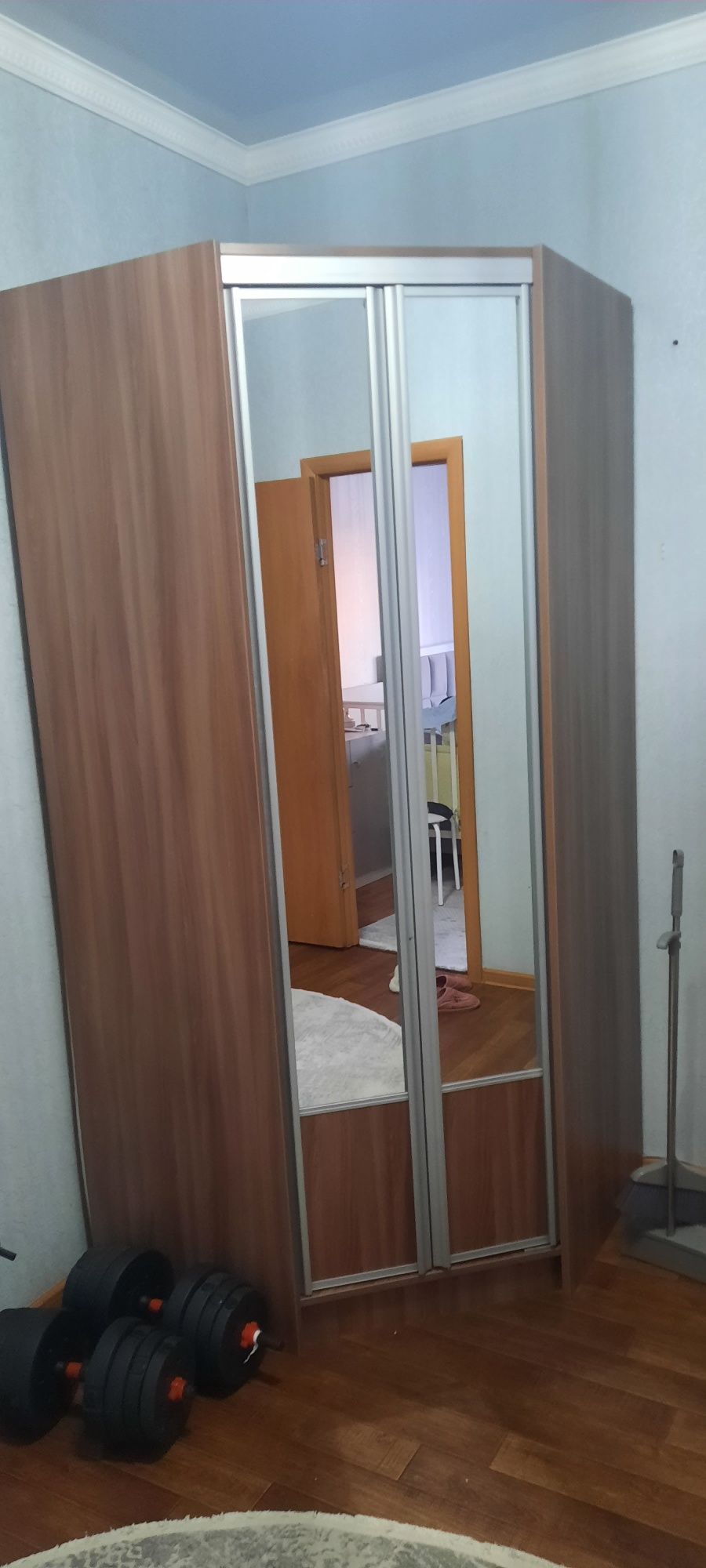 Продам угловой прохожий шкаф