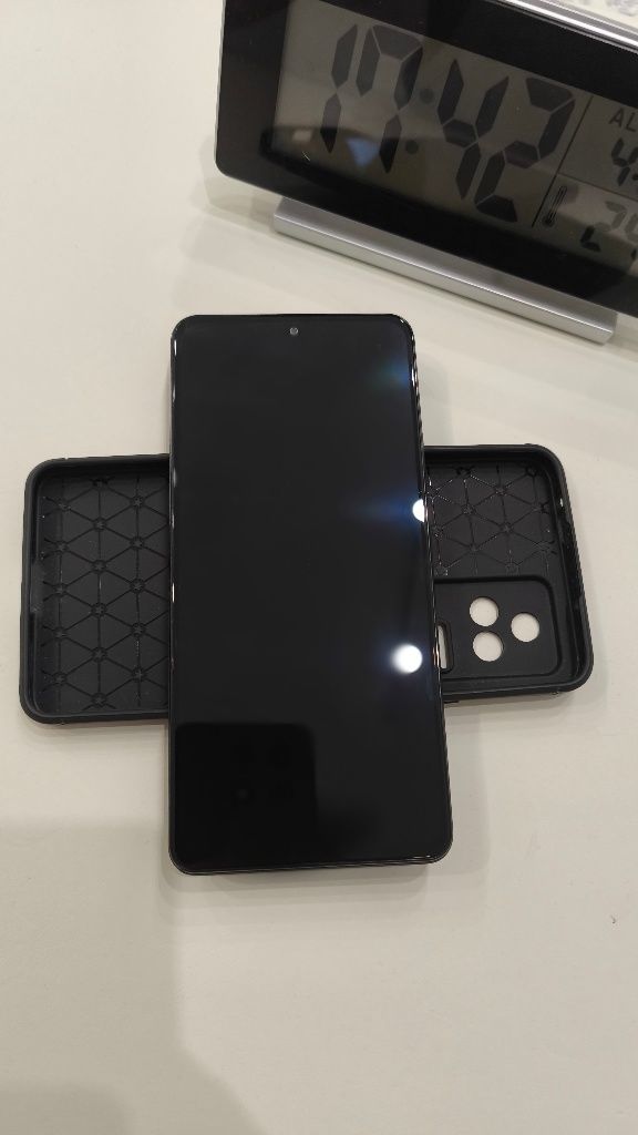 POCO F4 256 ГБ Хорошее состояние + Зарядка 67Вт
