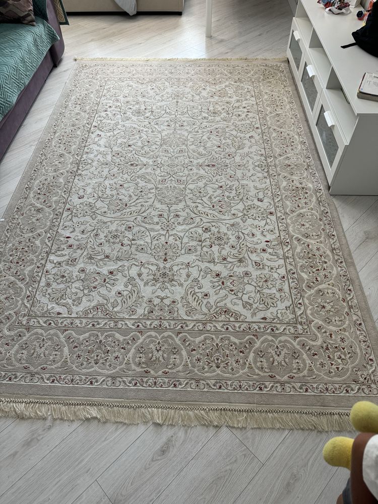 Продам ковер бежевый с рисунком классика 2 на 3