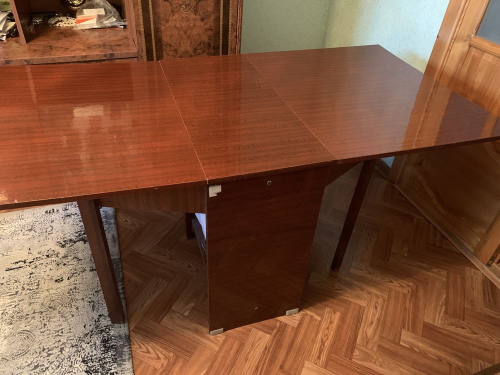 Полированный стол складной