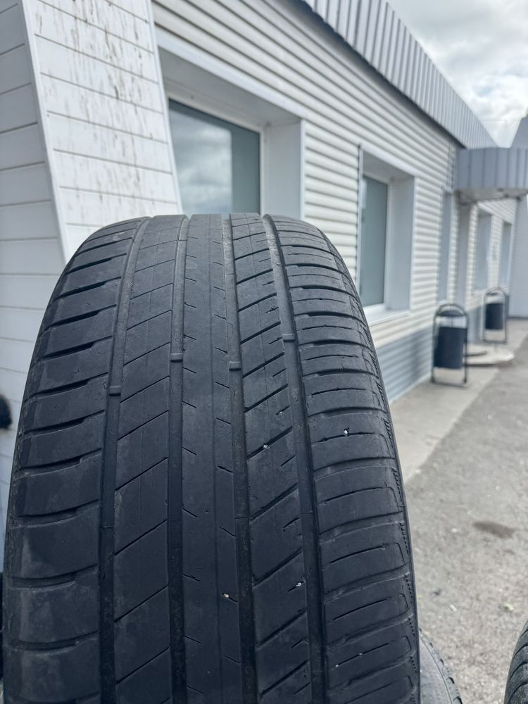 Продам шины на r20
