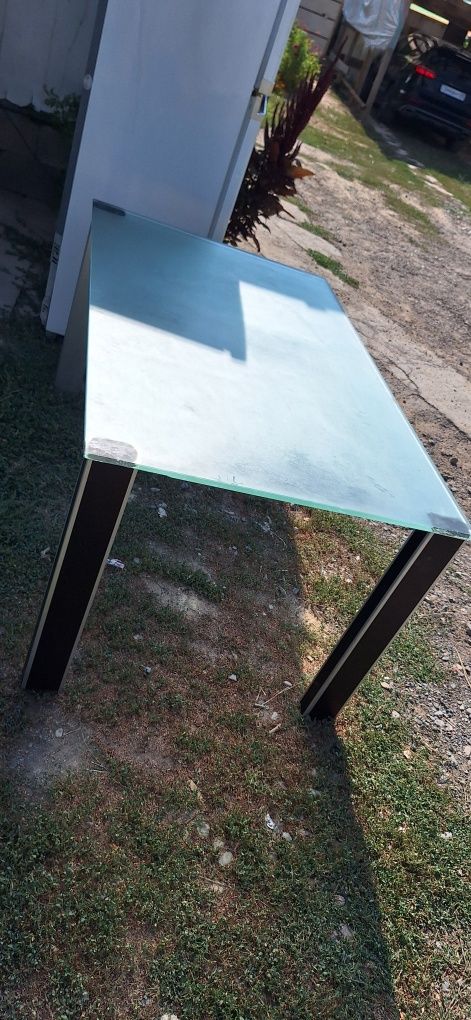 Стол стикланая продам