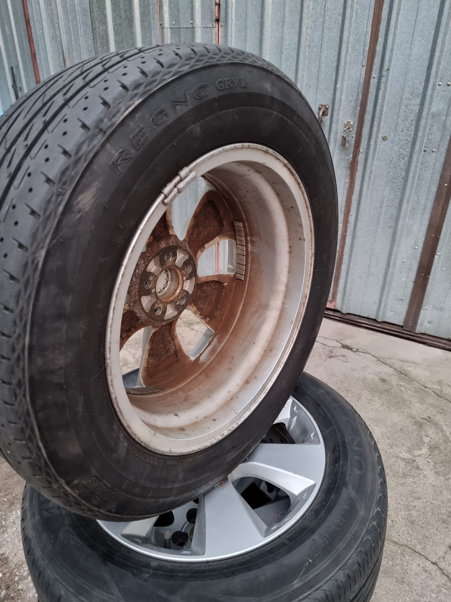 Диски R17 с шинами на Subaru Outback.