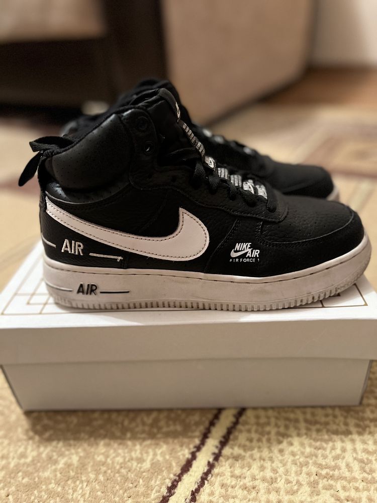Продам подростковые кроссовки (Air Force 1) в отличном состоянии