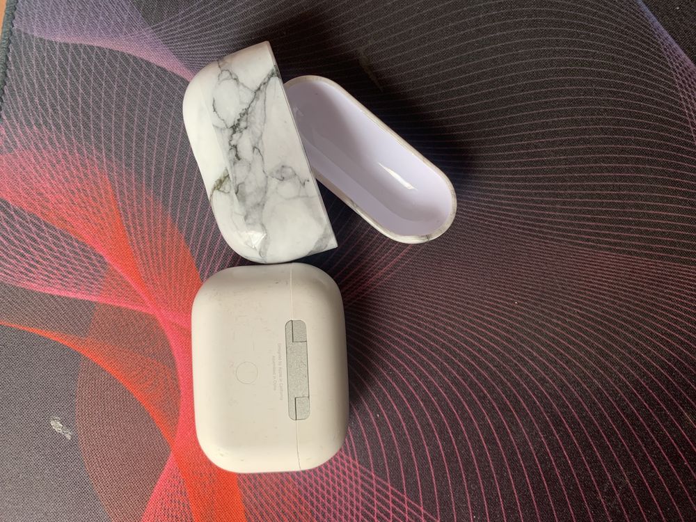Air pods pro кейс и правый наушник с чехлом продам срочно