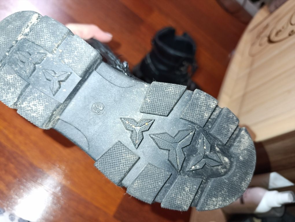 Отдам бесплатно сапоги зимние на девочку
